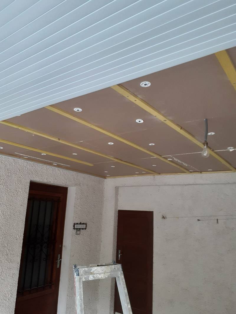 Isolation de plafond d'un garage avec des finitions en lambris PVC sur Albi